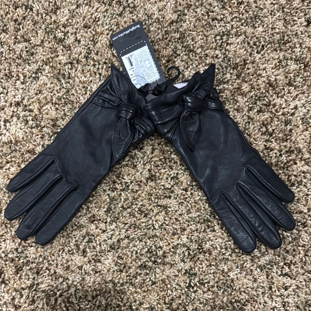 NWT Women’s Badgley Mischka Tapered Black leather gloves - Size large